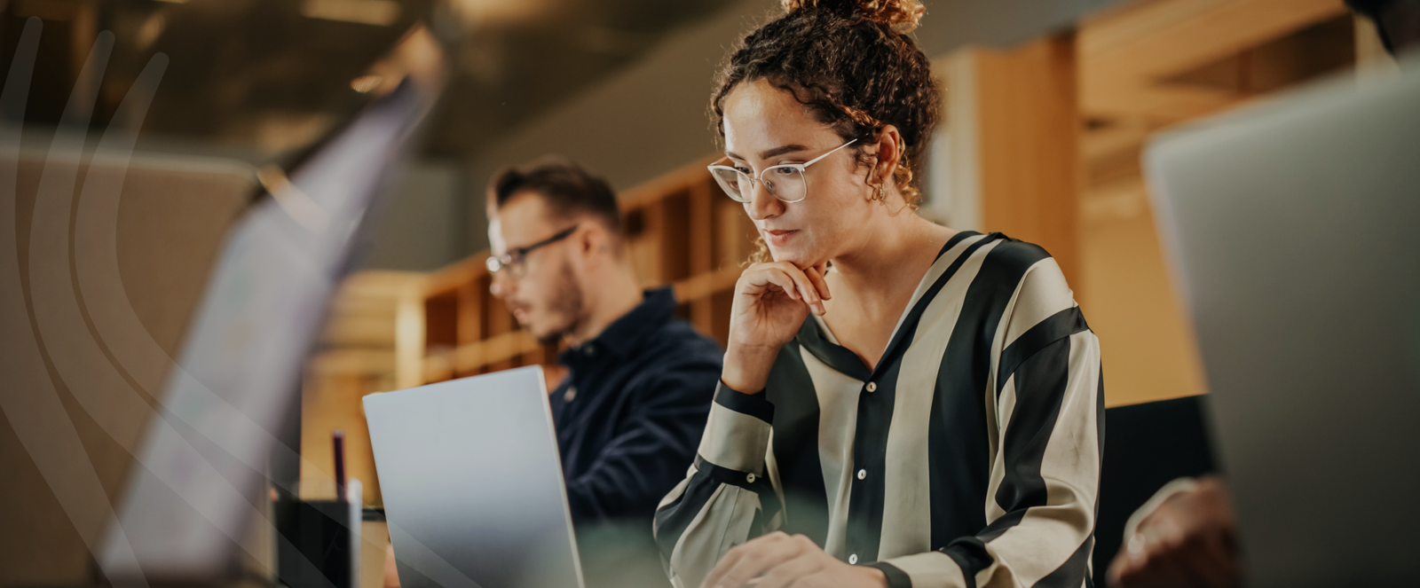 Mola concentrada olhando para o notebook