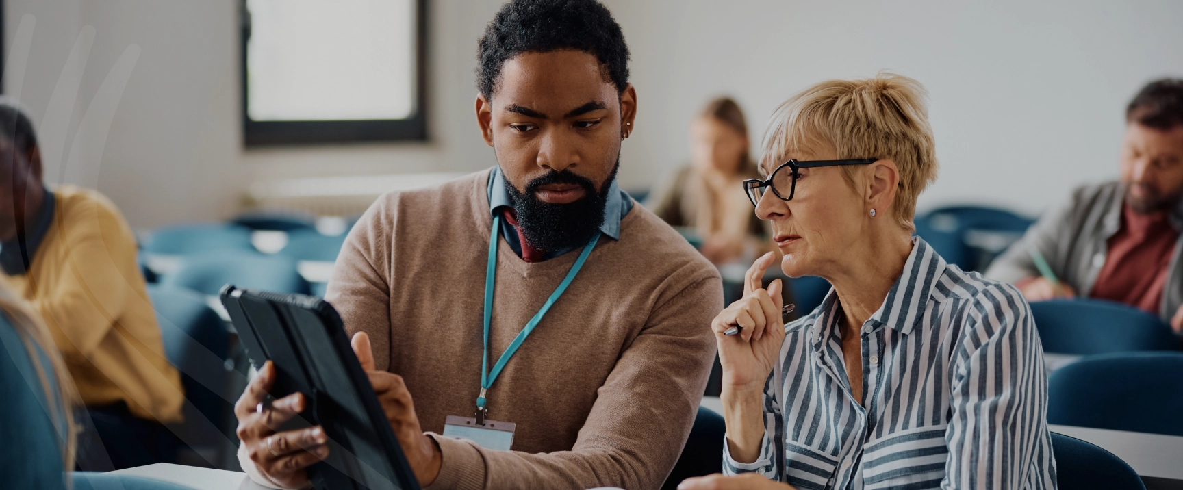 Funcionários sentados mexendo no tablet Funcionários sentados mexendo no tablet