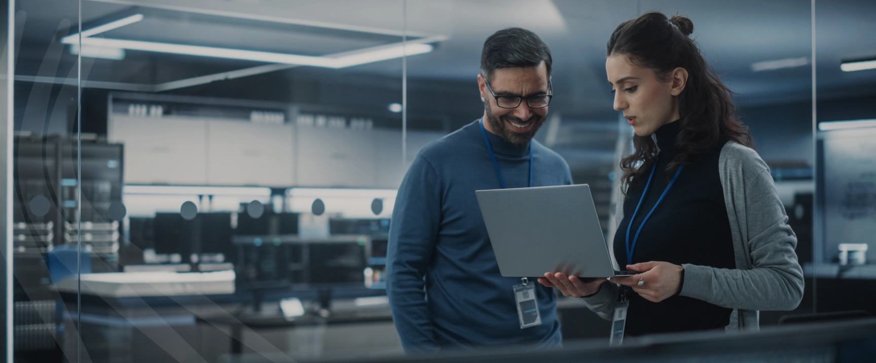 Funcionários mexendo no notebook